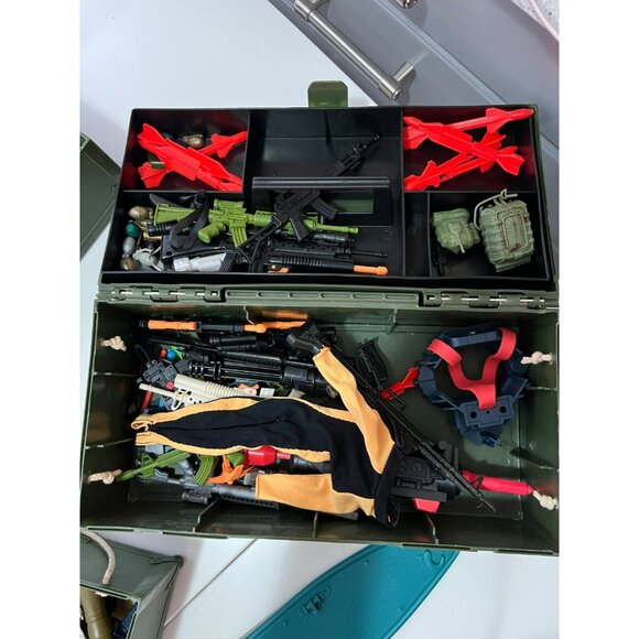 3- Vintage G.I. Joe Footlocker with Insert Tray & GI Joe accessories and clothin - Picture 4 of 9